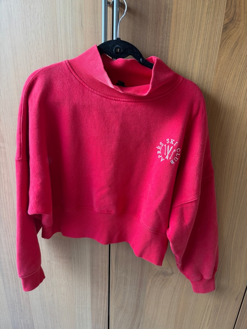 Red Cropped Crewneck Sweatshirt with Ski Club Logo